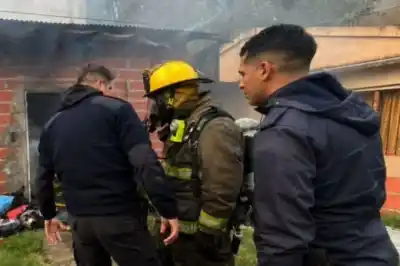 Salió a dejar a su hijo a la escuela y al volver encontró su casa en llamas con su bebé adentro