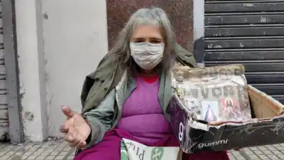 Viaja 23 km para pedir ayuda en el centro tucumano: “Lo que necesito es mercadería para mis hijos”