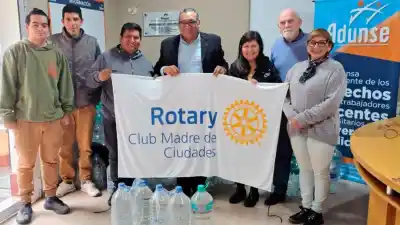 Entregaron agua potable a familias inundadas en Los Telares y el gesto solidario sorprendió a todos