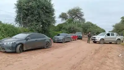 Iban en caravana por un camino rural y lo que la Gendarmería encontró en el interior de los vehículos