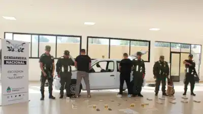 Iban de Salta a Santiago pero en un control los frenaron: lo que escondían en el auto los dejó presos