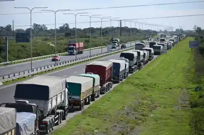 Rutas colapsadas en el Gran Rosario: más de 5.500 camiones esperan para descargar y la cifra no para de crecer