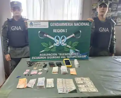 Detuvieron un Ford Mondeo en la Ruta 3 y lo que hallaron bajo el apoya brazos sorprendió a los gendarmes