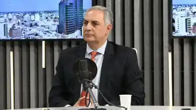 Adorni llega al Congreso con 200 acompañantes y un diputado lo califica como “signo de debilidad”