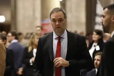 Adorni llega al Congreso custodiado y con el respaldo de Milei: qué se espera de su primer informe