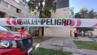 Se derrumbó parte de un techo en un edificio y dos adultos mayores quedaron atrapados en el tercer piso