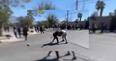 Dos adolescentes se tomaron a golpes en la puerta de un colegio mendocino mientras otra filmaba todo
