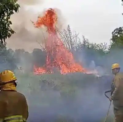 Un incendio de pastizales en Monteros puso en peligro varias casas
