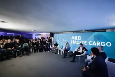 Kicillof se reunió con intendentes y apuntó contra Milei: “No puede hacerse más el distraído”