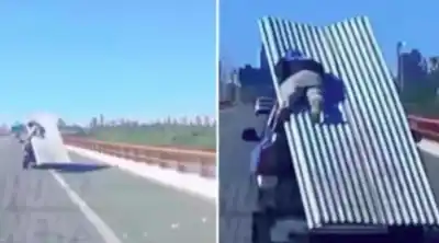 Viajaba acostado sobre chapas de zinc en la autopista y lo que se ve en el video es escalofriante
