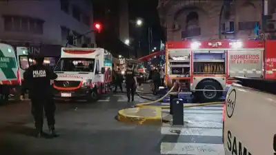 Prendió fuego un edificio en pleno centro porteño y lo que encontraron en los pisos altos alarmó a todos