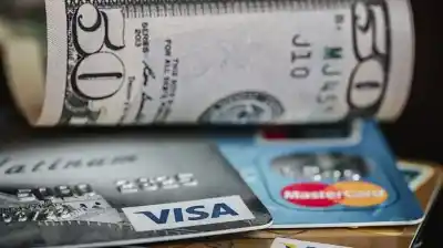 El dólar minorista trepó a $1418,68 este jueves y el tarjeta ya supera los $1800