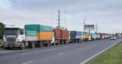 Niebla y aluvión de camiones por la cosecha: la autopista Rosario-Santa Fe colapsa