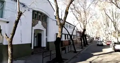 Hallaron un escrito amenazante en el baño de una escuela y la directora salió a hablar