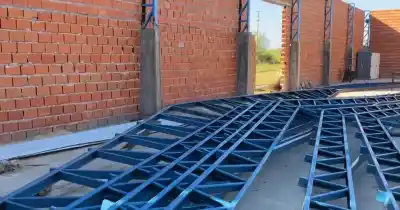 Montaba el techo de un galpón y una viga de hierro le cayó encima: lo trasladaron en helicóptero
