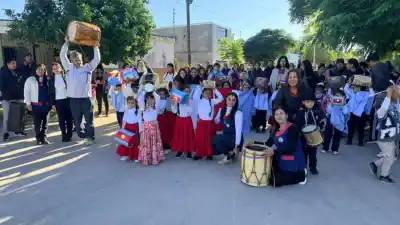 Con bombos y tradición: el emotivo homenaje de un jardín de infantes que emocionó a todos