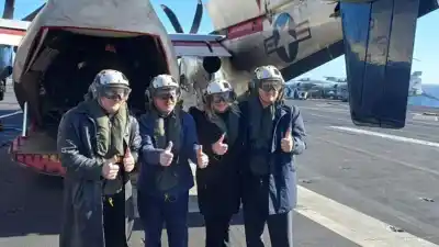 Subió a un portaaviones nuclear y lo que vio en la cubierta dejó helados a todos