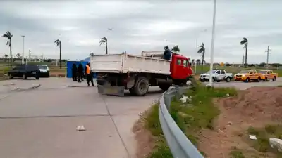 Cámaras de seguridad captaron a vecinos arrojando escombros en contenedores: qué pasó después