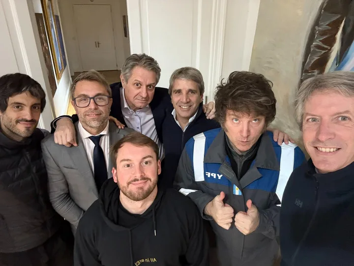 Furiase junto a Milei y equipo económico que lidera Luis Caputo.
