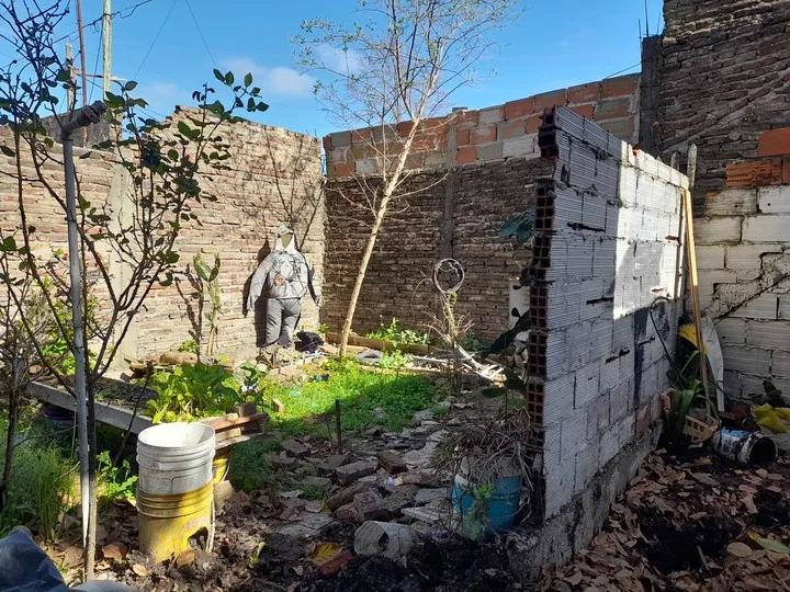 La casa donde fueron encontrados los cuerpos enterrados de las tres jóvenes en Florencio Varela.