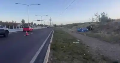 Volcó en el Corredor del Oeste y el vehículo quedó destrozado: el conductor salió ileso
