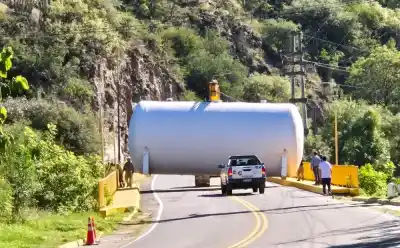 Un camión quedó atrapado bajo un techo y tuvieron que vaciarlo en plena ruta