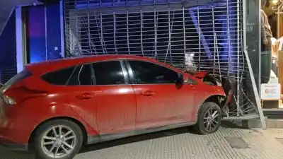 Conductor ebrio intentó escapar de un control y terminó incrustado contra un local en pleno centro