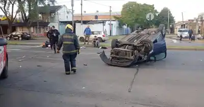 Impresionante choque y vuelco en la zona oeste: un auto quedó dado vuelta y generó un caos de tránsito
