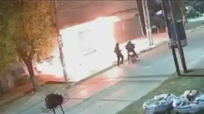 Llegaron en moto y lanzaron bombas molotov contra un colegio: las llamas alcanzaron las ventanas