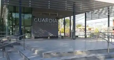Hallaron a un hombre tendido en el suelo de su casa: la insólita causa de su muerte