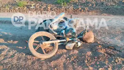 Apareció sin vida junto a su moto en un camino vecinal: la policía busca identificarlo