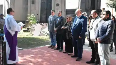 Colocaron ofrendas florales en el Cementerio La Piedad y el motivo conmueve a todos
