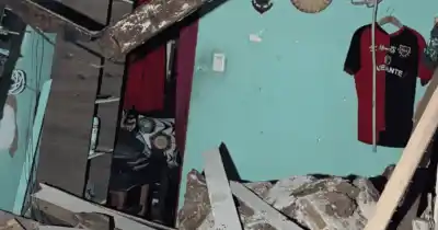 Se derrumbó el techo de una casa en zona sur y lo que hicieron los vecinos dejó helados a los bomberos