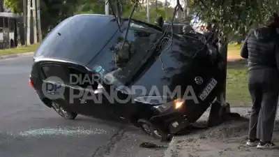 Perdió el control y su auto terminó en dos ruedas contra una columna