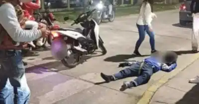 Un policía de franco se enfrentó a tiros con dos adolescentes: uno murió en el acto