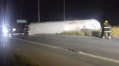 Chocaron dos camiones en la autopista Córdoba-Rosario y uno se incendió: lo que hallaron los bomberos