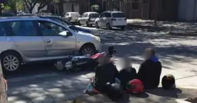 Accidente en plena Cuarta Sección: un auto fue impactado por una moto con tres ocupantes