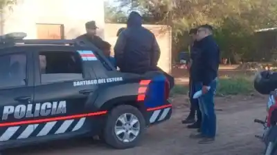 Irrumpió con dos cuchillos en una fiesta familiar y lo que pasó después hizo temblar a la policía