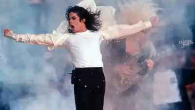 La biopic de Michael Jackson arrasa en taquilla, pero omite los episodios más oscuros de su vida