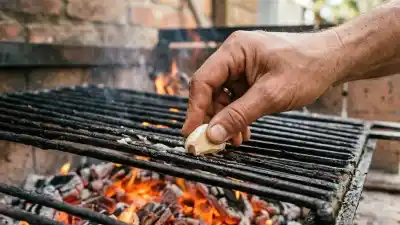 El truco del ajo en la parrilla que pocos conocen y cambia el asado para siempre