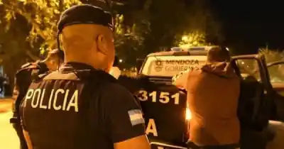 Corrían por Godoy Cruz con un arma blanca: lo que escondían los hizo caer