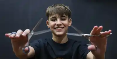 A los 6 años preguntó qué era un plazo fijo, a los 14 ya tiene su propia peluquería y sueña con cortarle el pelo a Messi