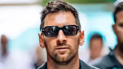 La presencia de Messi en el GP de Miami dejó una imagen insólita: una fanática se cayó al intentar fotografiarlo