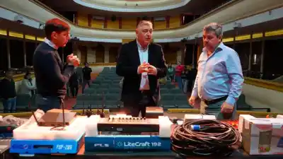 El intendente llegó al Cine Teatro Renzi con una sorpresa que cambiará las funciones para siempre