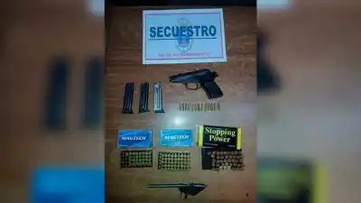 Amenazó a policías con un arma en la vía pública y lo que hallaron en los allanamientos los dejó sin palabras
