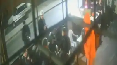 Entraron a una rotisería, golpearon a los empleados y lo que hicieron en un minuto y medio es escalofriante