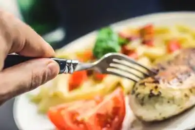 Cenar temprano y desayunar temprano: el simple hábito que según un estudio de 7.000 personas ayuda a bajar de peso