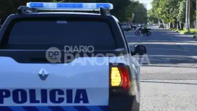 Embistió a una repartidora en moto y escapó: lo que se sabe del conductor del Ford Fiesta