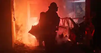 Le robaron y dejaron un mensaje amenazante; horas después, su auto explotó en la cochera