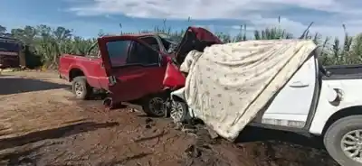 Un choque frontal en un camino vecinal dejó tres muertos y un piloto entre las víctimas